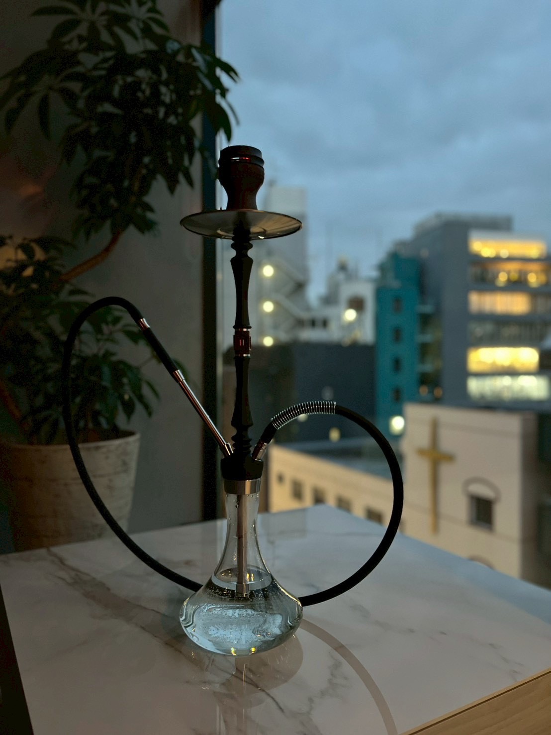 恵比寿の夜景とシーシャが並ぶ窓際席